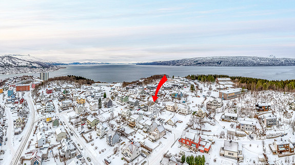 Beliggenhetene gir næret til barneskole, Narvik stadion, barnehage og Solhaugen videregående skole.