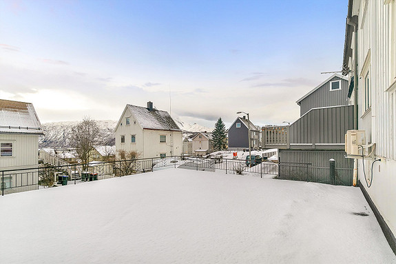 God plass for diverse utemøblement.