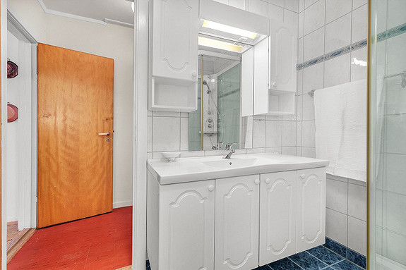 1.etasje - Badet er utstyrt med dusjkabinett, innredning og toalett.