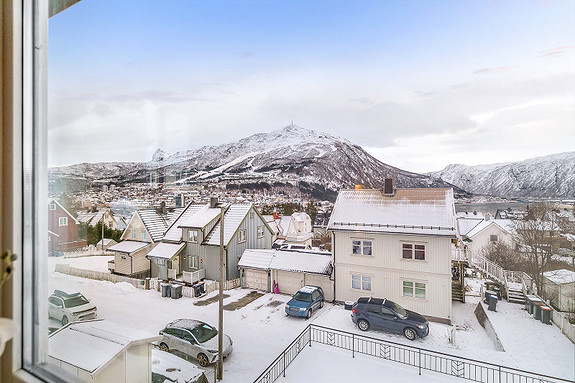 2.etasje - Flott utsikt utover byen og mot Narvikfjellet.