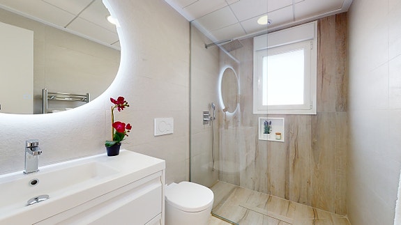 Nytt hjørne-rekkehus med stor hage | 3 soverom og 2 bad | Takterrasse | Flotte fellesområder | Parkering i underetasje