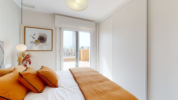 Nytt hjørne-rekkehus med stor hage | 3 soverom og 2 bad | Takterrasse | Flotte fellesområder | Parkering i underetasje