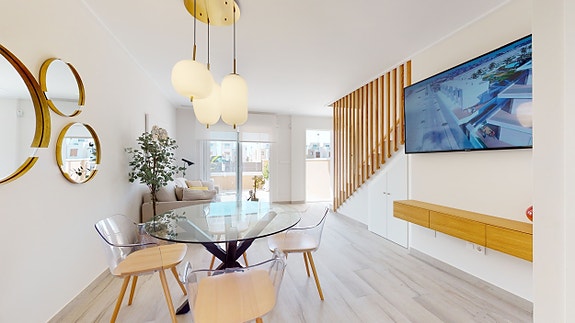 Nytt hjørne-rekkehus med stor hage | 3 soverom og 2 bad | Takterrasse | Flotte fellesområder | Parkering i underetasje