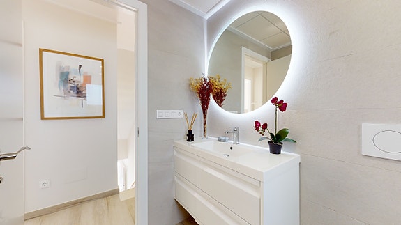 Nytt hjørne-rekkehus med stor hage | 3 soverom og 2 bad | Takterrasse | Flotte fellesområder | Parkering i underetasje