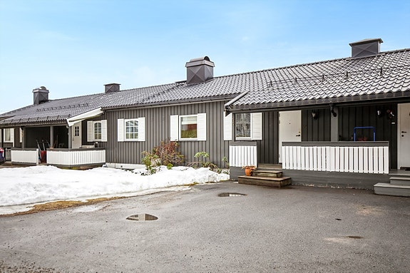 Velkommen til Tors veg 53! Hyggelig rekkehusleilighet med sentrumsnær beliggenhet på Langeland.