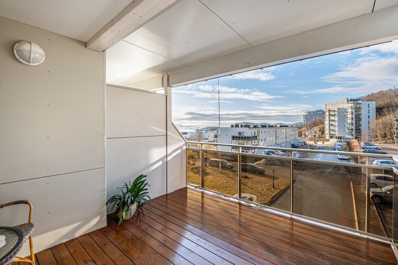 Takoverbygd balkong med flott utsikt over nærområdet, byen og havet. Vestvendt med gode solforhold.