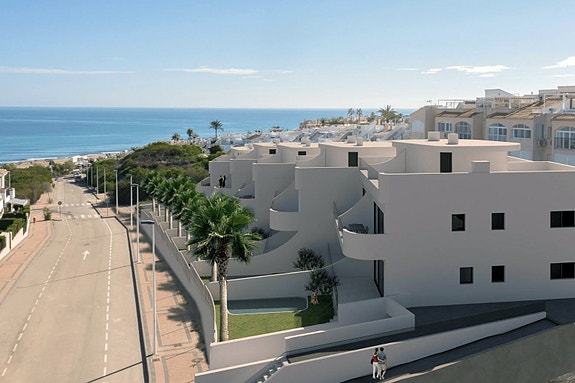 Penthouse med nydelig havutsikt | 300 meter fra stranden | 3 soverom og 2 bad | Terrasse og hage