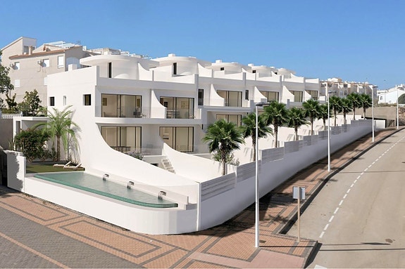 Penthouse med nydelig havutsikt | 300 meter fra stranden | 3 soverom og 2 bad | Terrasse og hage