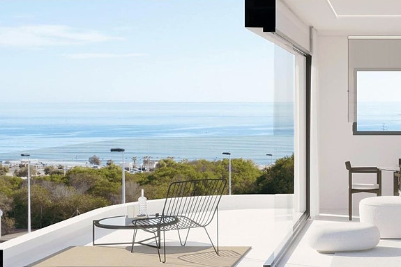 Penthouse med nydelig havutsikt | 300 meter fra stranden | 3 soverom og 2 bad | Terrasse og hage