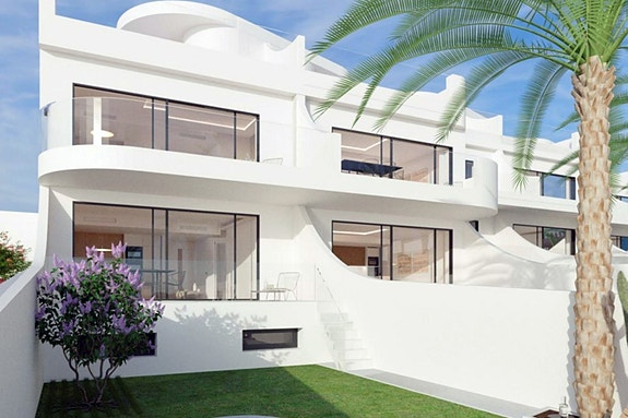 Penthouse med nydelig havutsikt | 300 meter fra stranden | 3 soverom og 2 bad | Terrasse og hage