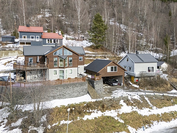 Velkommen til Nyseterjordet 33 & 35 - En innholdsrik eiendom bestående av to eneboliger, dobbel carport og uthus.
