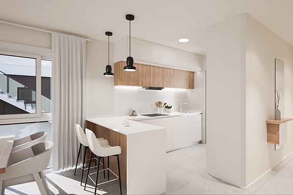 Hjørne-leilighet med stor hage | Kun 200 m til strand | Fellesområde med basseng