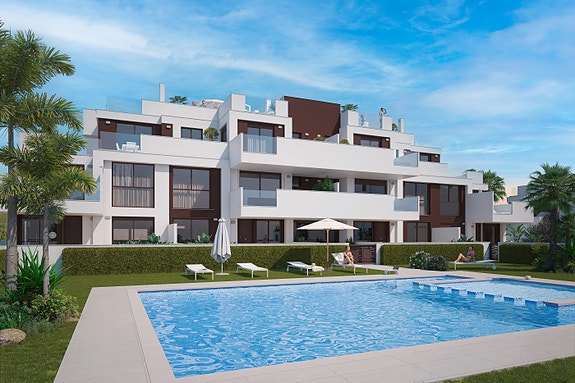 Hjørne-leilighet med stor hage | Kun 200 m til strand | Fellesområde med basseng