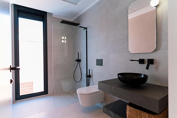 Nyhet | Råflott villa på ett plan | 3 soverom og 2 bad | Privat basseng | Nydelig uteområde