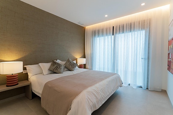 Nyhet | Råflott villa på ett plan | 3 soverom og 2 bad | Privat basseng | Nydelig uteområde