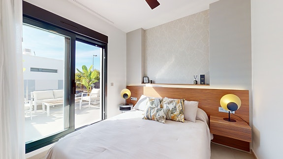 Nydelig bolig med 3 soverom og 2 bad | Flott uteområde med privat basseng | Parkering og stor terrasse