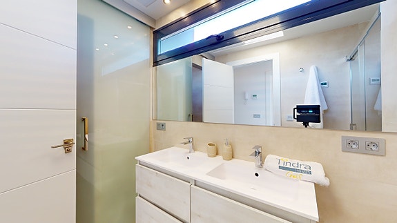 Nydelig bolig med 3 soverom og 2 bad | Flott uteområde med privat basseng | Parkering og stor terrasse