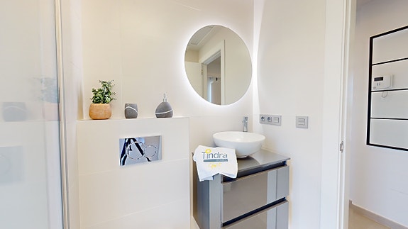 Nydelig bolig med 3 soverom og 2 bad | Flott uteområde med privat basseng | Parkering og stor terrasse