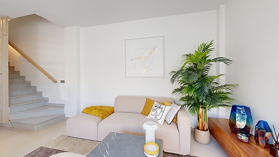 Nydelig bolig med 3 soverom og 2 bad | Flott uteområde med privat basseng | Parkering og stor terrasse