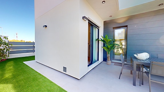 Nydelig bolig med 3 soverom og 2 bad | Flott uteområde med privat basseng | Parkering og stor terrasse