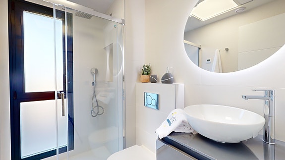 Nydelig bolig med 3 soverom og 2 bad | Flott uteområde med privat basseng | Parkering og stor terrasse