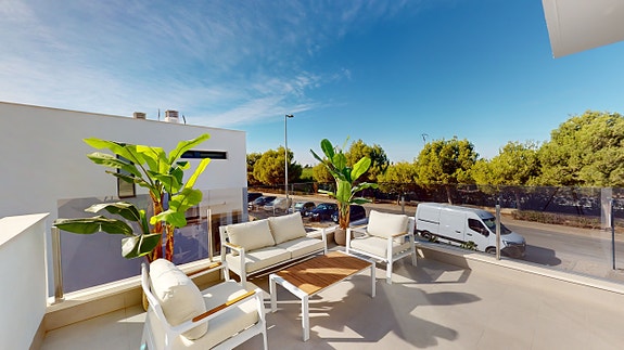 Nydelig bolig med 3 soverom og 2 bad | Flott uteområde med privat basseng | Parkering og stor terrasse