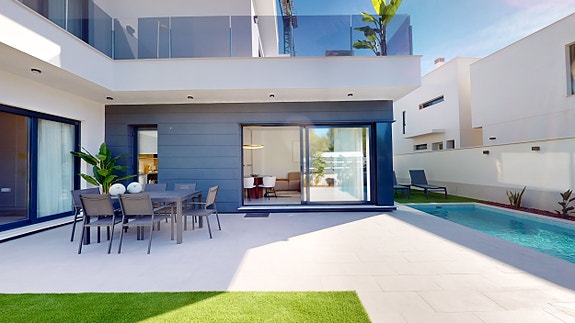 Nydelig bolig med 3 soverom og 2 bad | Flott uteområde med privat basseng | Parkering og stor terrasse