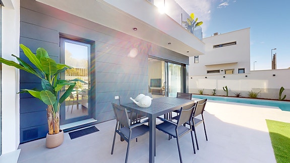 Nydelig bolig med 3 soverom og 2 bad | Flott uteområde med privat basseng | Parkering og stor terrasse