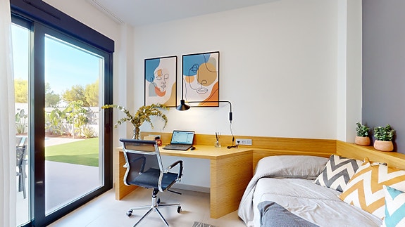 Nydelig bolig med 3 soverom og 2 bad | Flott uteområde med privat basseng | Parkering og stor terrasse