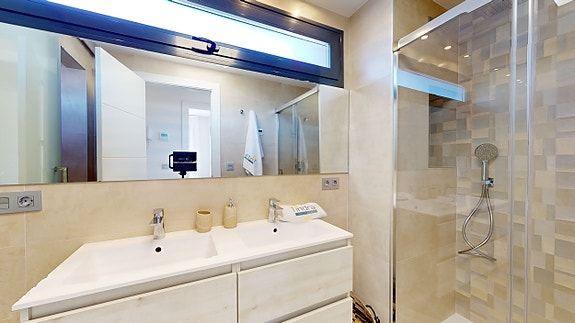 Nydelig bolig med 3 soverom og 2 bad | Flott uteområde med privat basseng | Parkering og stor terrasse