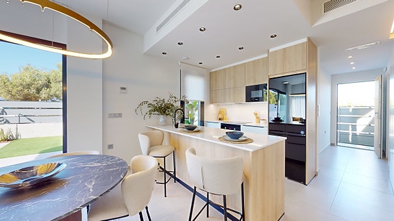 Nydelig bolig med 3 soverom og 2 bad | Flott uteområde med privat basseng | Parkering og stor terrasse