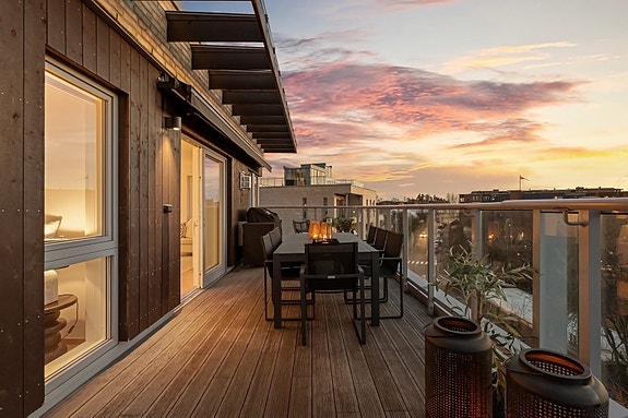 Fantastisk terrasse på hele 46 m² som strekker seg langs hele leiligheten; med himmelen som lerret.