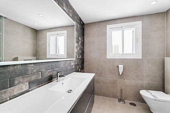 Moderne rekkehus med 3 soverom og 3 bad! Terrasse med utsikt | Gated community med basseng | Perfekt for utleie!