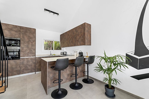 Moderne rekkehus med 3 soverom og 3 bad! Terrasse med utsikt | Gated community med basseng | Perfekt for utleie!