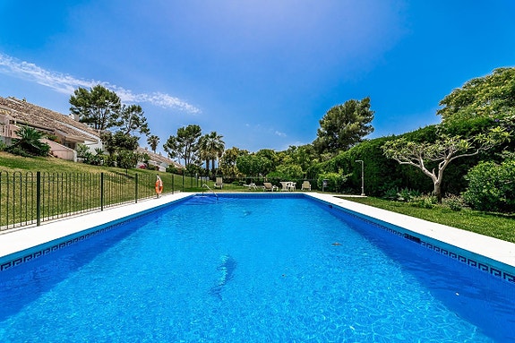 Moderne rekkehus med 3 soverom og 3 bad! Terrasse med utsikt | Gated community med basseng | Perfekt for utleie!