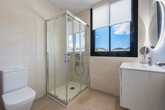 Moderne rekkehus nær stranden! Stor takterrasse | Gated community med basseng og gym | Gangavstand til sentrum!