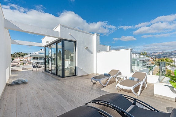 Moderne rekkehus nær stranden! Stor takterrasse | Gated community med basseng og gym | Gangavstand til sentrum!