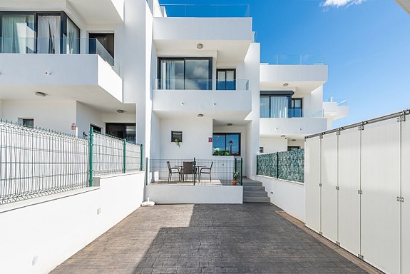 Moderne rekkehus nær stranden! Stor takterrasse | Gated community med basseng og gym | Gangavstand til sentrum!