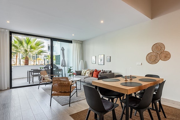 Moderne rekkehus nær stranden! Stor takterrasse | Gated community med basseng og gym | Gangavstand til sentrum!