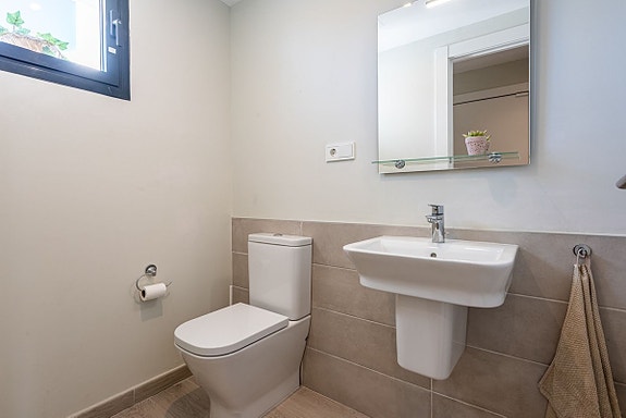 Moderne rekkehus nær stranden! Stor takterrasse | Gated community med basseng og gym | Gangavstand til sentrum!