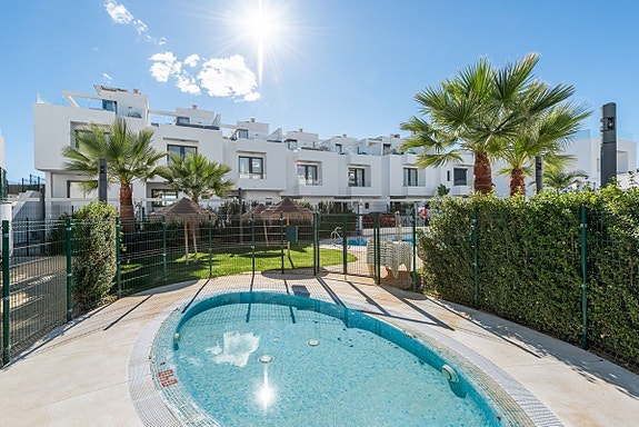 Moderne rekkehus nær stranden! Stor takterrasse | Gated community med basseng og gym | Gangavstand til sentrum!