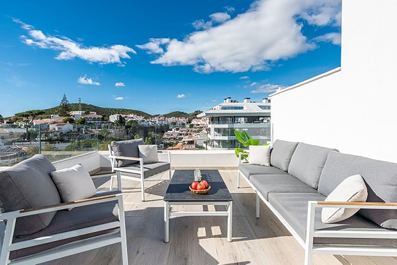 Moderne rekkehus nær stranden! Stor takterrasse | Gated community med basseng og gym | Gangavstand til sentrum!