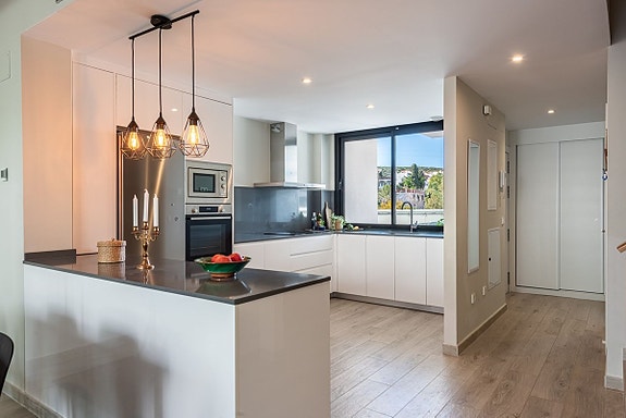 Moderne rekkehus nær stranden! Stor takterrasse | Gated community med basseng og gym | Gangavstand til sentrum!