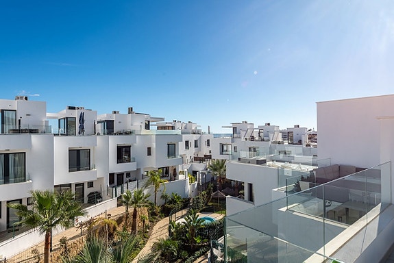 Moderne rekkehus nær stranden! Stor takterrasse | Gated community med basseng og gym | Gangavstand til sentrum!