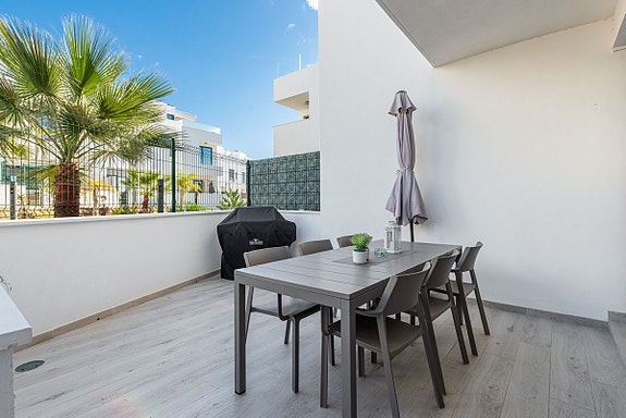 Moderne rekkehus nær stranden! Stor takterrasse | Gated community med basseng og gym | Gangavstand til sentrum!