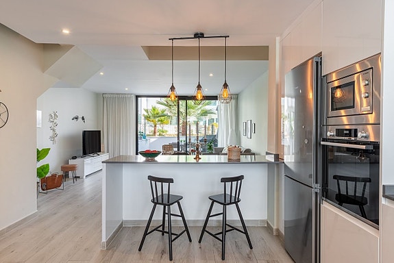 Moderne rekkehus nær stranden! Stor takterrasse | Gated community med basseng og gym | Gangavstand til sentrum!