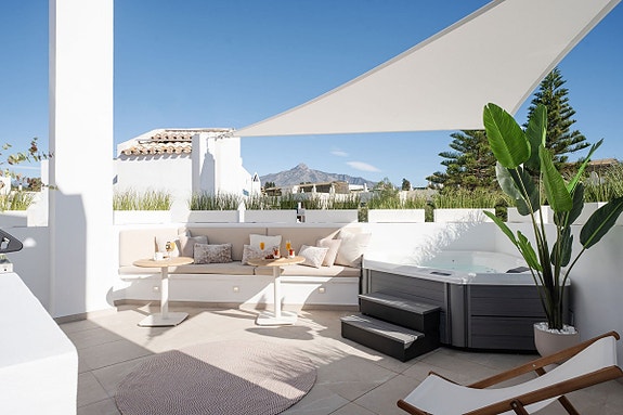 Eksklusivt rekkehus med stor terrasse! Fullt renovert | Boblebad og utekjøkken | Nær Puerto Banús og golfbaner!