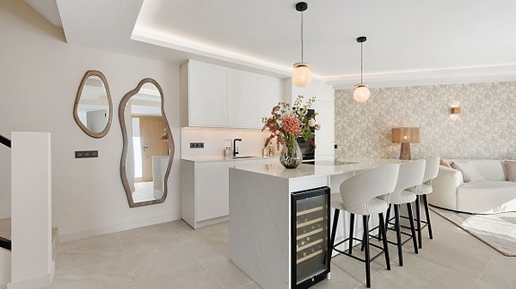 Eksklusivt rekkehus med stor terrasse! Fullt renovert | Boblebad og utekjøkken | Nær Puerto Banús og golfbaner!