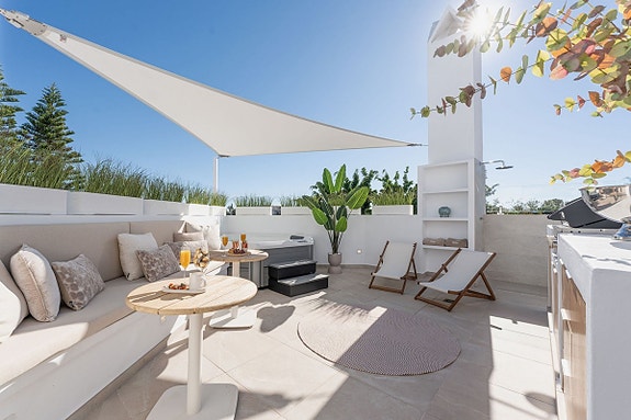 Eksklusivt rekkehus med stor terrasse! Fullt renovert | Boblebad og utekjøkken | Nær Puerto Banús og golfbaner!