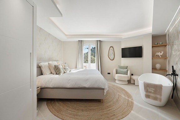 Eksklusivt rekkehus med stor terrasse! Fullt renovert | Boblebad og utekjøkken | Nær Puerto Banús og golfbaner!